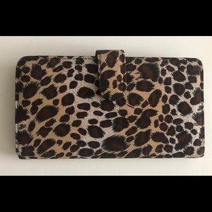 Snap closure Leopard print clutch.